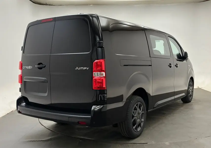 Vue 3/4 arrière droite du Citroën Jumpy Cabine Approfondie noir avec portes latérales et jantes tôles noires.