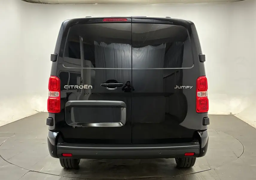 Vue arrière d’un Citroën Jumpy Cabine Approfondie noir avec portes battantes et feux rouges verticaux.