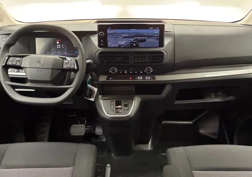 Vue intérieure frontale du tableau de bord noir du Citroën Jumpy Cabine Approfondie avec écran tactile et volant multifonction.