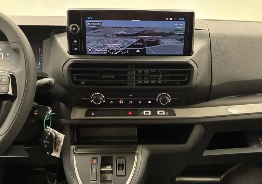 Vue intérieure du tableau de bord du Citroën Jumpy Cabine Approfondie 2025, avec écran tactile GPS et commandes centrales.