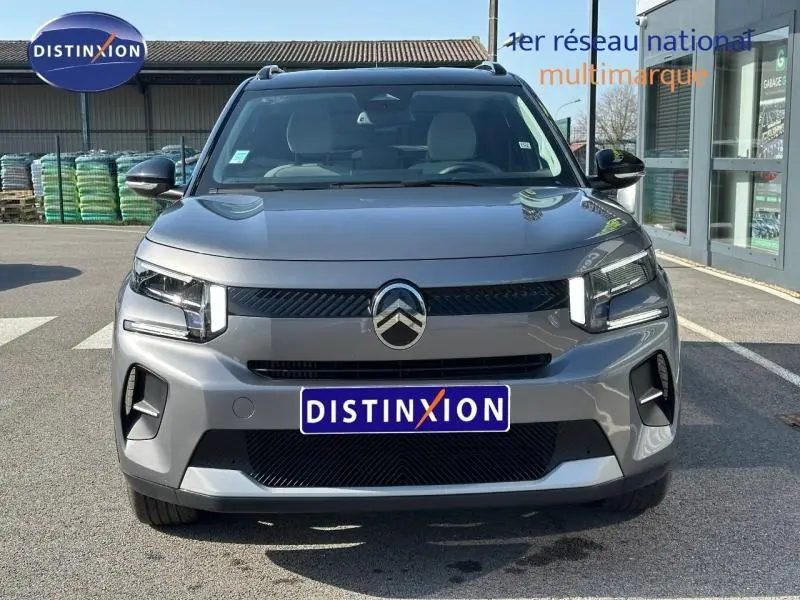 Vue de face d'une Citroën C3 1.2 Turbo 100ch MAX gris Mercury avec calandre noire et logo chromé visible.