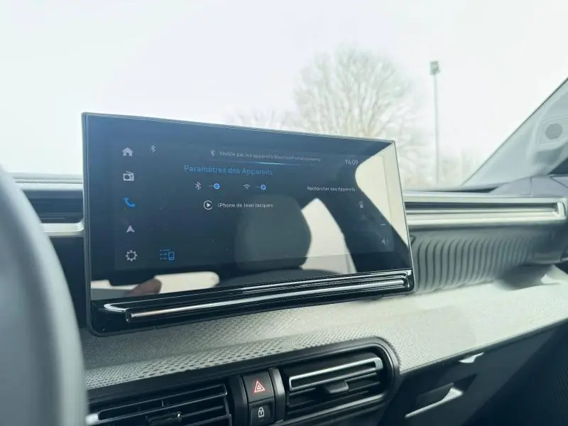 Écran tactile central du tableau de bord de la Citroën C3 2025, vue rapprochée côté droit, ambiance intérieure moderne.