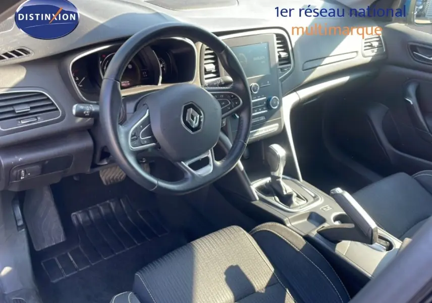 Vue intérieure côté conducteur de la Renault Mégane 1.3 TCE 140ch Business avec volant cuir et console centrale moderne.