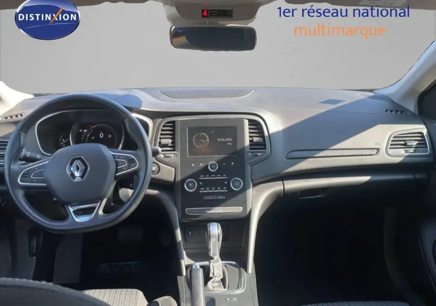 Vue intérieure avant de la Renault Mégane 2019, tableau de bord noir avec écran tactile et volant multifonction.