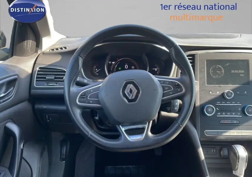 Vue intérieure centrée sur le volant cuir de la Renault Mégane 2019 avec tableau de bord et console centrale visibles.