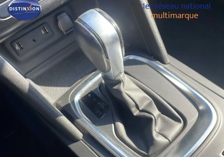 Le levier de vitesse automatique de la Renault Mégane 1.3 TCE 140ch, vue rapprochée de la console centrale.