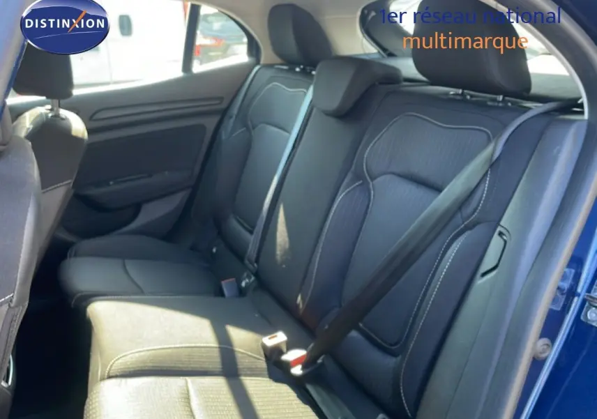 Vue intérieure côté droit des sièges arrière en tissu noir de la Renault Mégane bleu cosmos métal de 2019.