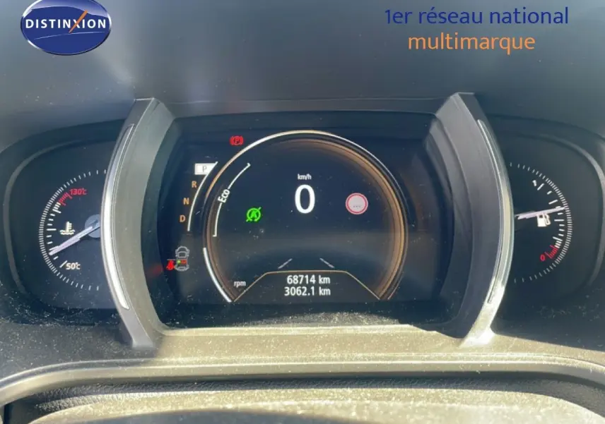 Tableau de bord numérique de Renault Mégane 2019, affichant 0 km/h et jauges de température et carburant.