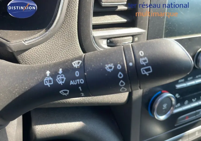 Gros plan sur la commande d’essuie-glace à gauche du tableau de bord d’une Renault Mégane bleu cosmos 2019.