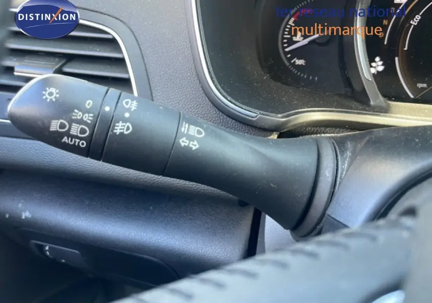 Gros plan sur la manette de commande des phares et clignotants du tableau de bord d'une Renault Mégane 2019.
