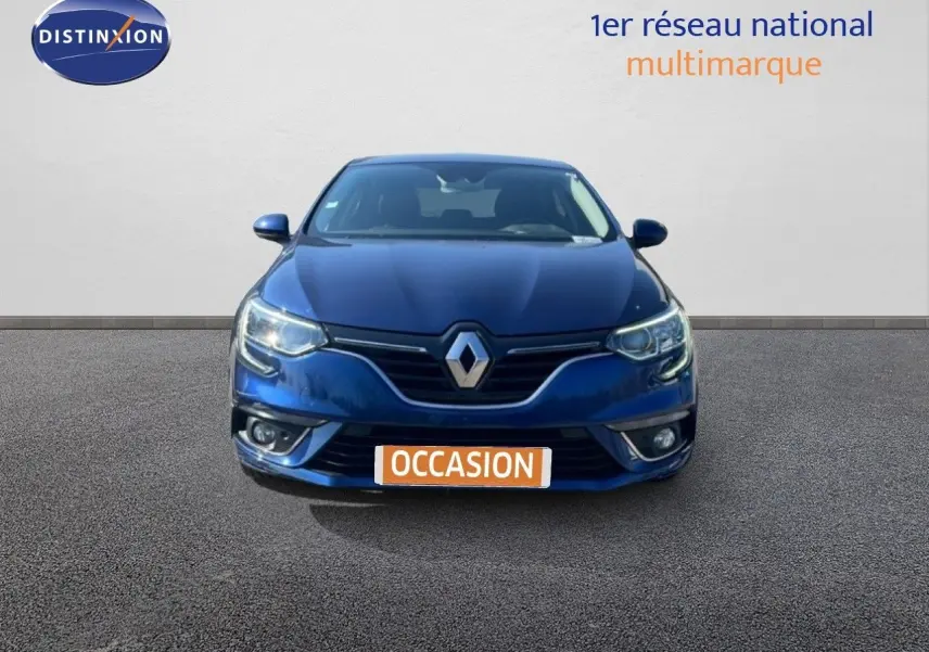 Vue frontale d'une Renault Mégane bleu cosmos métal avec phares allumés sur fond neutre.