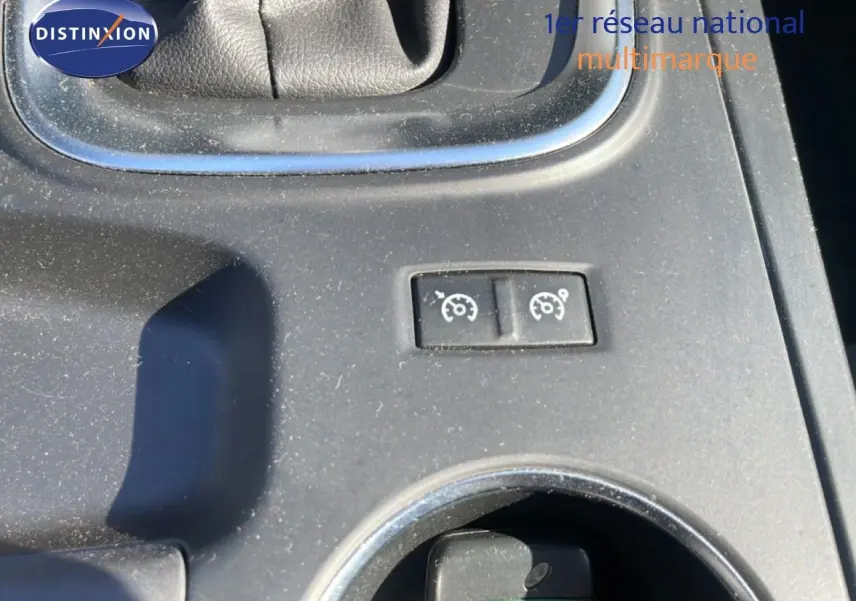 Gros plan sur la console centrale de la Renault Mégane 2019, montrant les boutons de régulateur de vitesse.