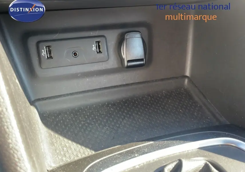Vue rapprochée de la console centrale avec prises USB et prise 12V sur Renault Mégane bleu cosmos métal.