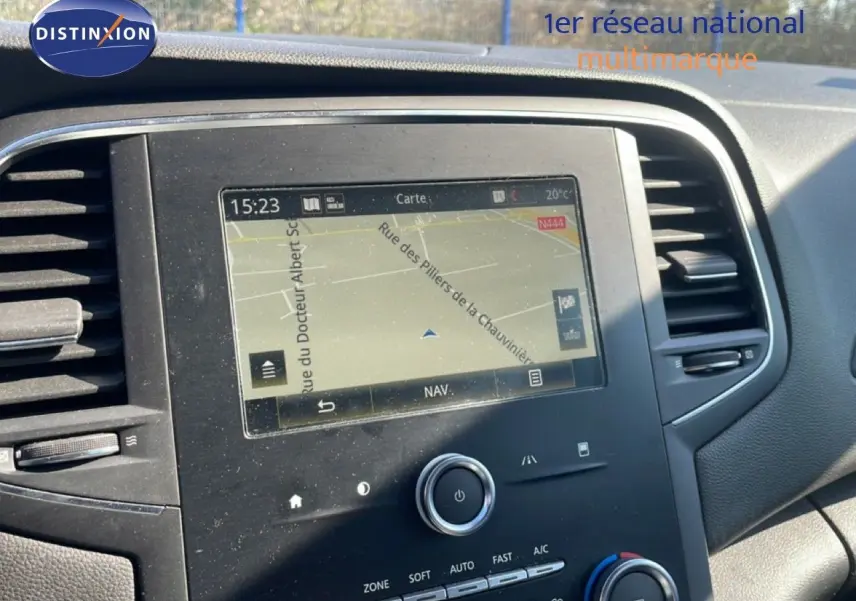 Vue intérieure centrée sur l’écran tactile du système de navigation de la Renault Mégane 1.3 TCE 140CH Business.