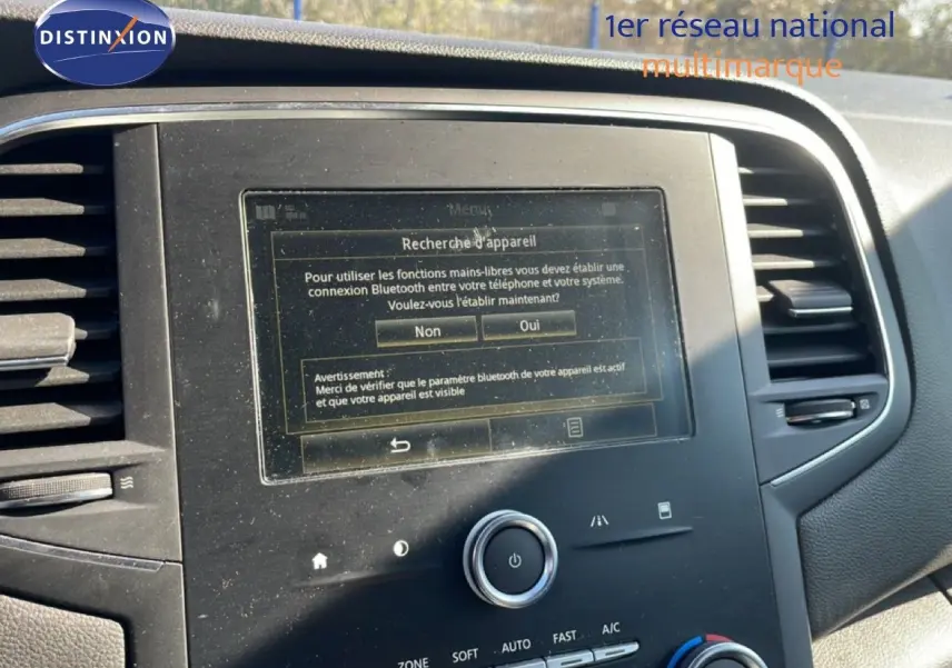 Vue rapprochée de l’écran tactile central et de la console de la Renault Mégane 2019, avec interface Bluetooth affichée.