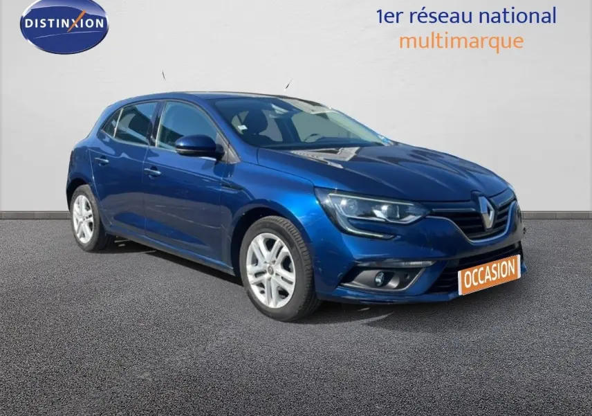 Renault Mégane bleu cosmos métal vue 3/4 avant droit, avec calandre et phares LED distinctifs.