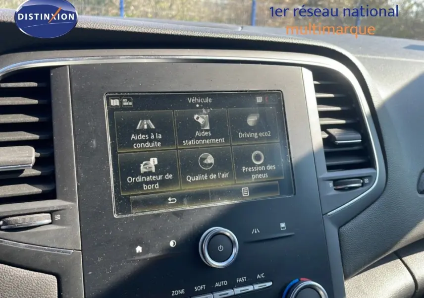 Tableau de bord de Renault Mégane 2019 avec écran tactile central affichant les aides à la conduite, vue intérieure.