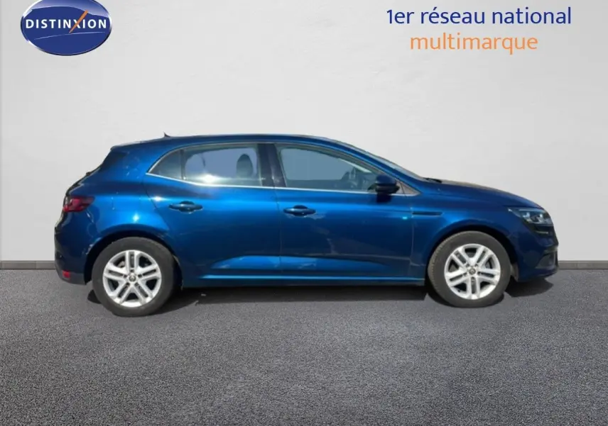 Profil côté gauche d'une Renault Mégane bleu cosmos métal de 2019, compacte et élégante avec jantes alliage.