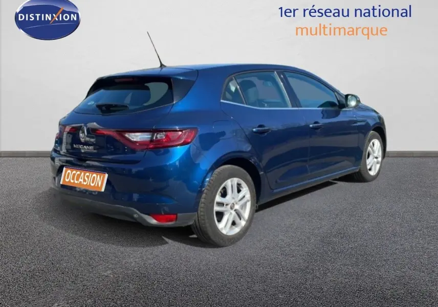 Vue 3/4 arrière droite d'une Renault Mégane bleu cosmos métal, avec feux arrière allongés et jantes argentées.