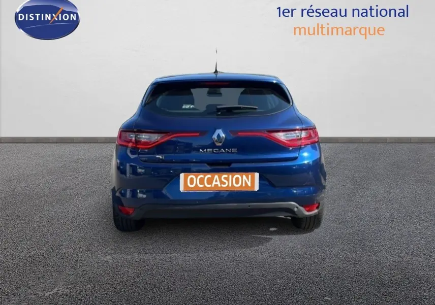 Vue arrière d'une Renault Mégane bleu cosmos métal de 2019 avec feux arrière LED et plaque "Occasion" visible.