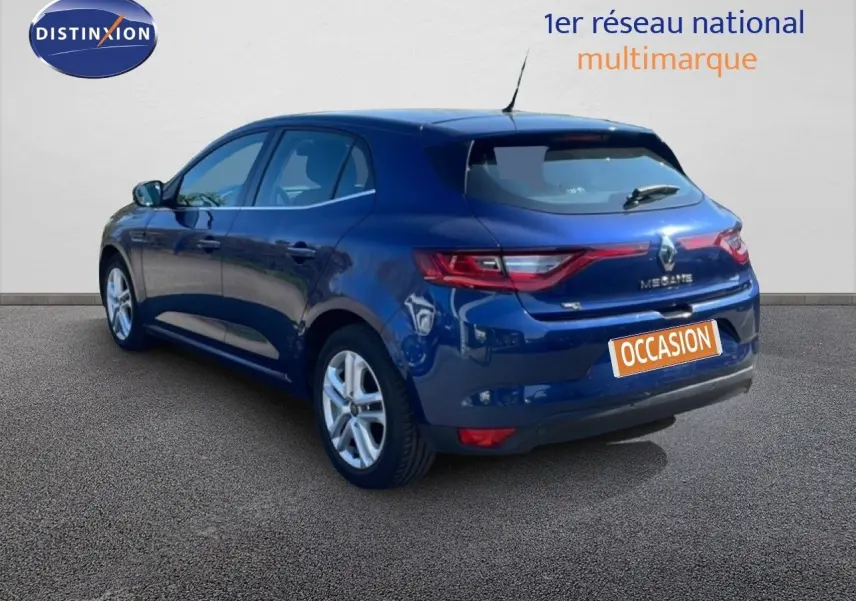 Renault Mégane bleu cosmos métal vue 3/4 arrière droit, avec feux arrière LED et jantes alliage.