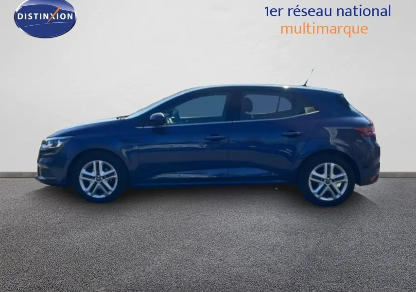 Profil droit d'une Renault Mégane 2019 bleu cosmos métal, compacte et élégante, sur fond neutre.