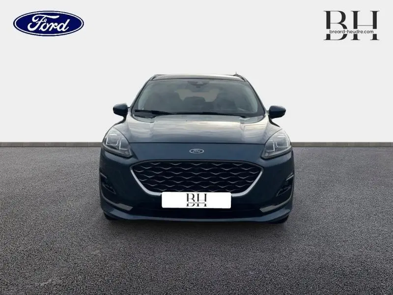 Vue avant d'un Ford Kuga 2023 bleu azur métallisé avec calandre large et phares LED distinctifs.