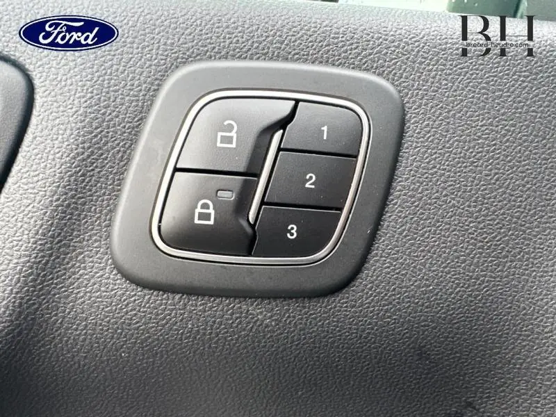 Gros plan sur les boutons de verrouillage et mémorisation des sièges du Ford Kuga 2023, finition cuir noir.