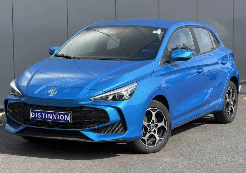 Vue 3/4 avant droite de la MG3 1.5 Hybrid+ 195 Comfort bleu Como avec jantes alliage et calandre noire.
