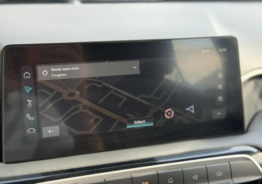 Écran tactile central de navigation du MG3 1.5 Hybrid+ 195 Comfort, affichant une carte routière.
