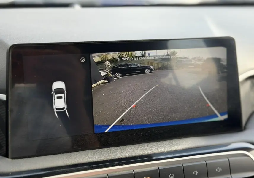 Écran tactile intérieur montrant la caméra de recul avec vue arrière et lignes de guidage du MG3 Bleu Como 2024.