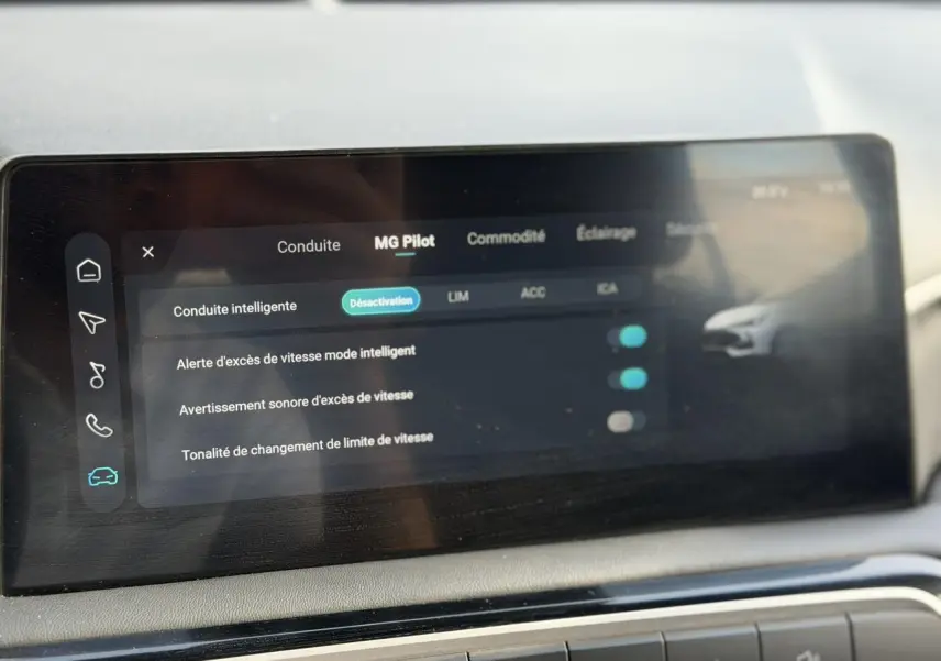 Écran tactile central du MG3 1.5 Hybrid+ 195 Comfort montrant les réglages du système MG Pilot en intérieur.