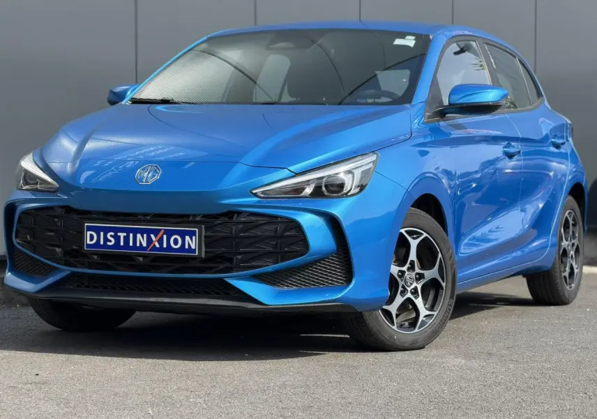 MG3 1.5 Hybrid+ 195 Comfort bleu Como en 3/4 avant droit, avec calandre noire et jantes alliage 16 pouces.