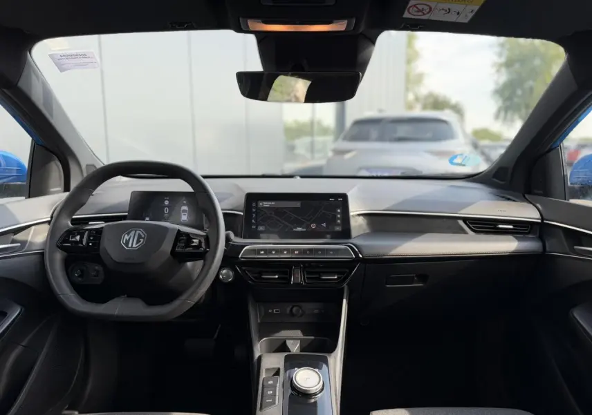 Vue intérieure frontale du tableau de bord du MG3 1.5 Hybrid+ 195 Comfort avec écran tactile central et volant multifonction.