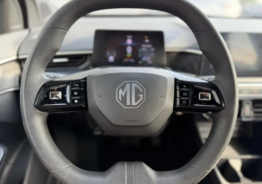 Gros plan sur le volant noir du MG3 1.5 Hybrid+ 195 Comfort 2024 avec logo MG et commandes intégrées.
