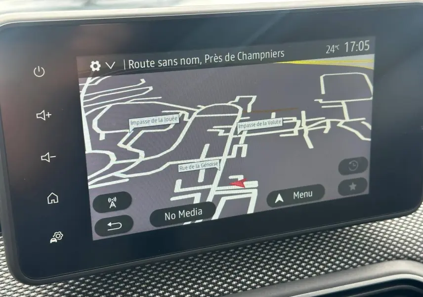 Écran tactile du système de navigation du Dacia Jogger montrant une carte routière en intérieur.