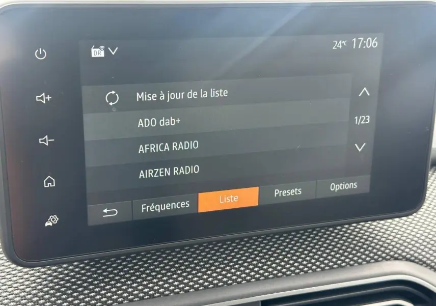 Écran tactile central affichant la liste des radios dans un Dacia Jogger 2025, intérieur gris texturé.