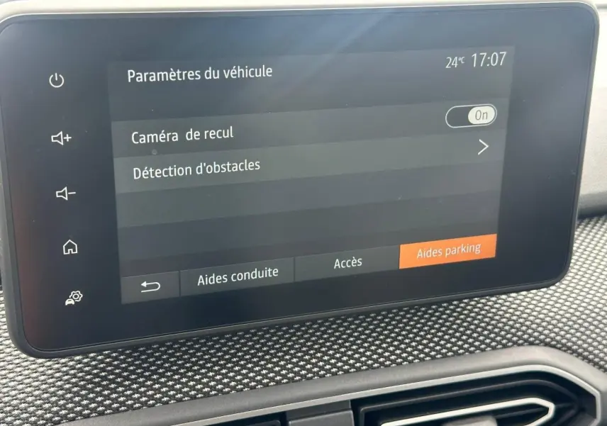 Écran tactile du tableau de bord du Dacia Jogger 2025 affichant les paramètres d’aide au stationnement.