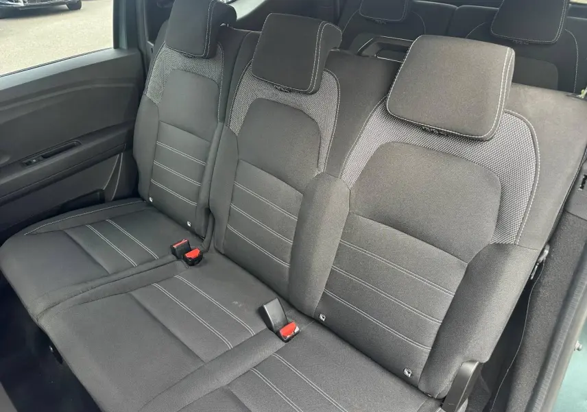 Vue intérieure côté droit sur la banquette arrière 3 places en tissu gris foncé du Dacia Jogger 2025.