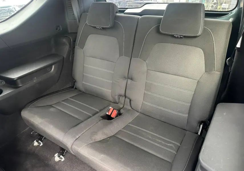 Vue intérieure sur la banquette arrière 3ème rangée en tissu gris foncé du Dacia Jogger 2025.