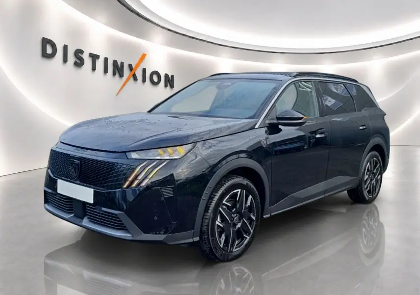 Peugeot 5008 Hybrid 145 GT noir en 3/4 avant droit, avec calandre noire et phares LED distinctifs.