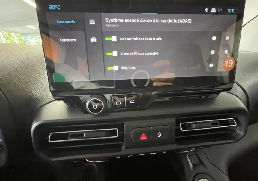 Écran tactile central du tableau de bord du Citroën Berlingo 2025 noir, affichant les aides à la conduite avancées.