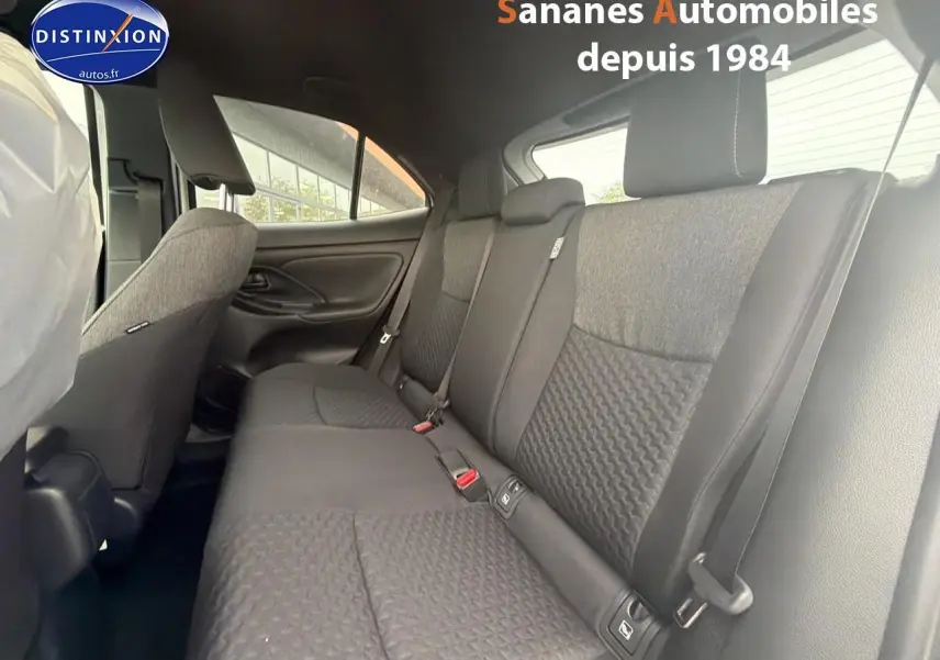Vue intérieure côté droit montrant la banquette arrière gris foncé de la Toyota Yaris Cross Hybrid 130h 2025.