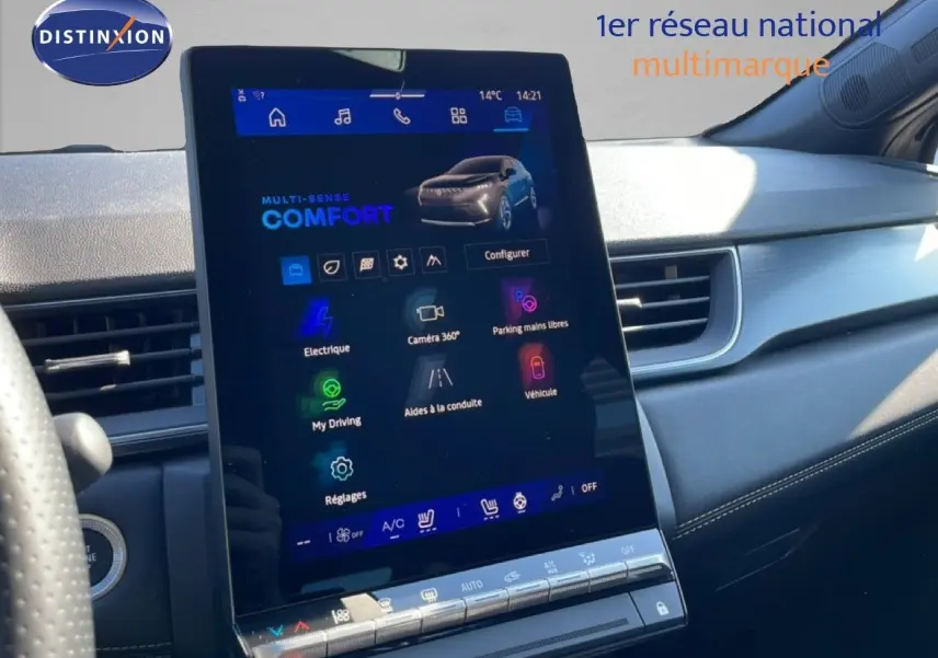 Vue intérieure centrée sur l'écran tactile vertical du tableau de bord du Renault Symbioz noir étoile métal 2025.