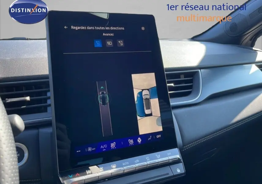 Vue intérieure du tableau de bord du Renault Symbioz noir étoile métal, avec écran tactile central affichant la caméra 360° et commandes climatiques.