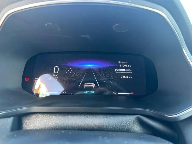 Affichage numérique du tableau de bord du Renault Captur 2025, mode Confort, avec indicateurs de distance et vitesse à 0 km/h.
