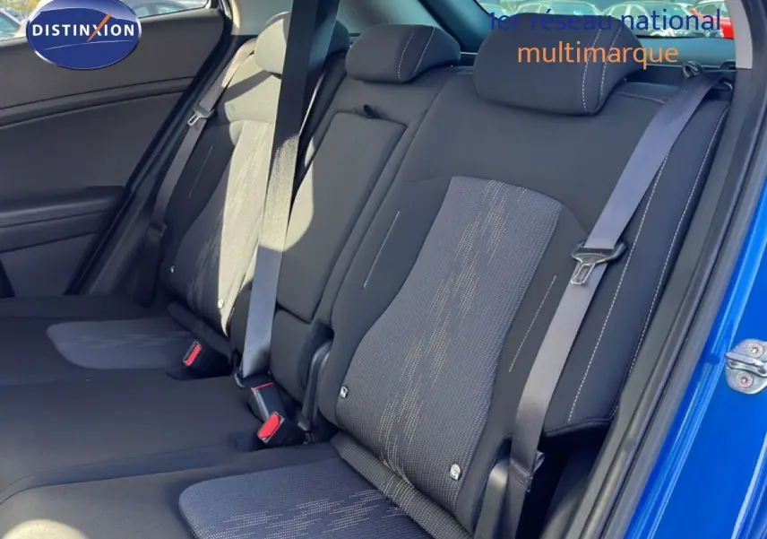 Vue intérieure côté droit des sièges arrière en tissu noir du Kia Sportage bleu fusion métal avec ceinture de sécurité visible.