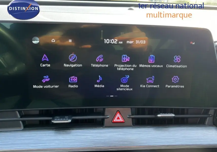 Vue rapprochée de l'écran tactile central du Kia Sportage 2022, affichant les options de navigation et multimédia.