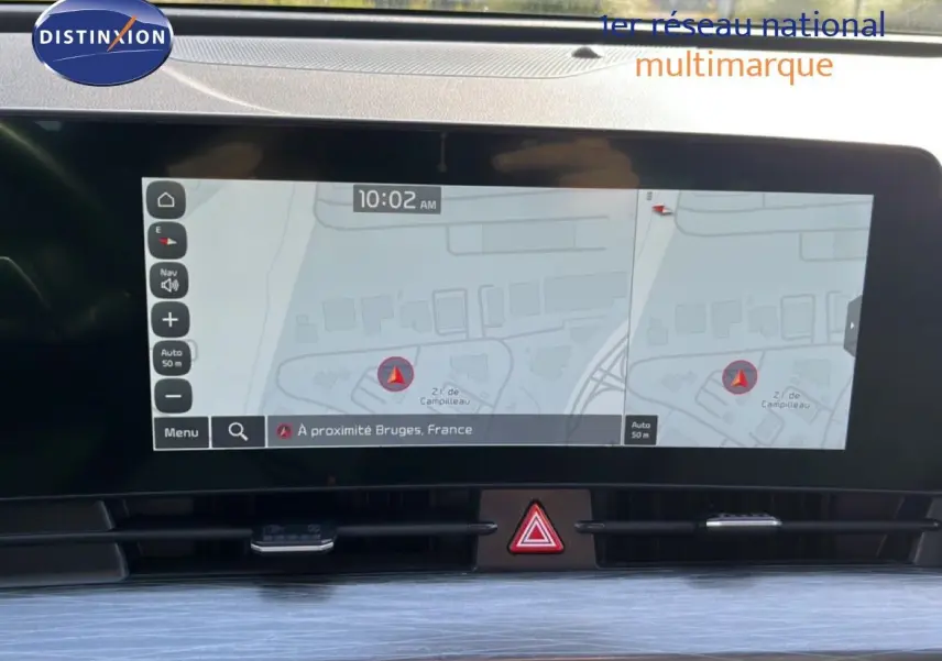 Écran tactile central du Kia Sportage 2022 bleu fusion, affichant la navigation avec carte et alertes de proximité.