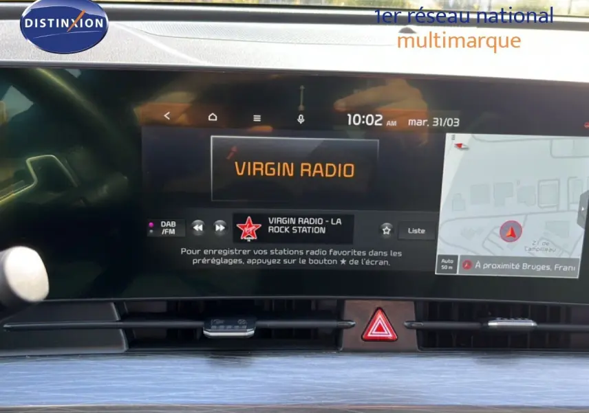 Vue rapprochée de l’écran multimédia du Kia Sportage 2022, affichant la radio Virgin Radio et la navigation GPS.